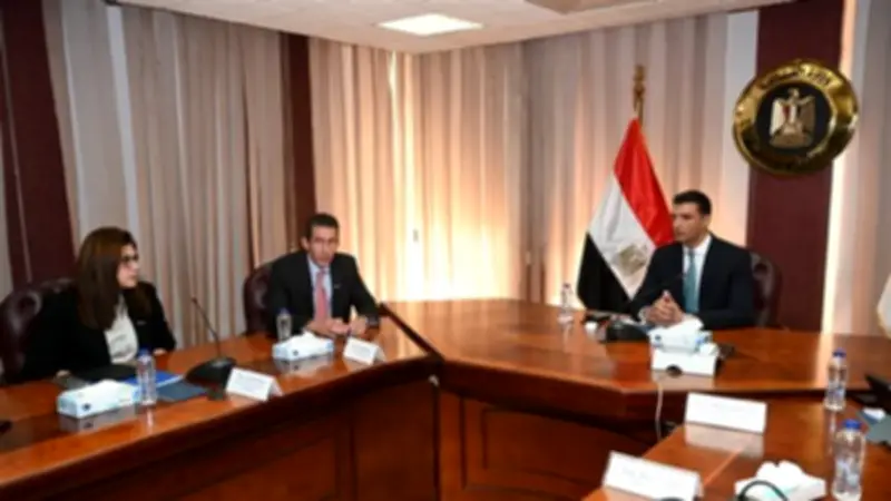 وزير الصناعة يدعم جهود الشركات لتقليل الانبعاثات والاعتماد على الوقود البديل
