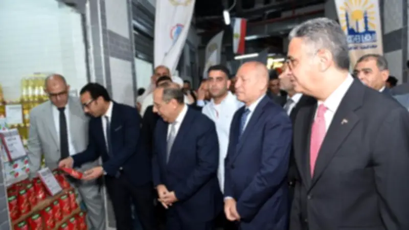 وزير التموين ومحافظ القاهرة يفتتحان معرض أهلاً بالعيد بحدائق القبة