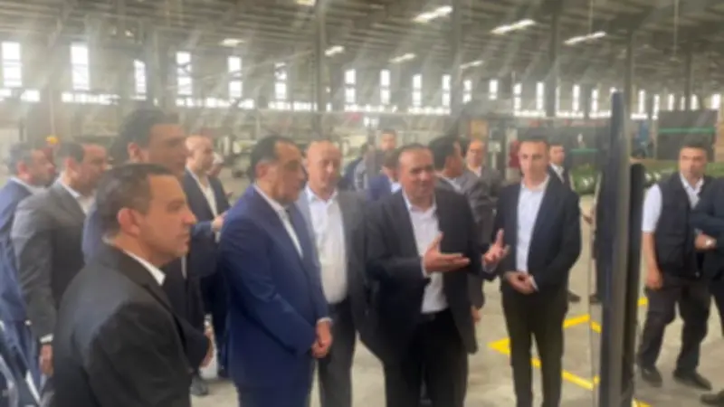 مدبولي يتفقد مصنع كابلات كهربائية بالسادات ويؤكد دعم القطاع الخاص