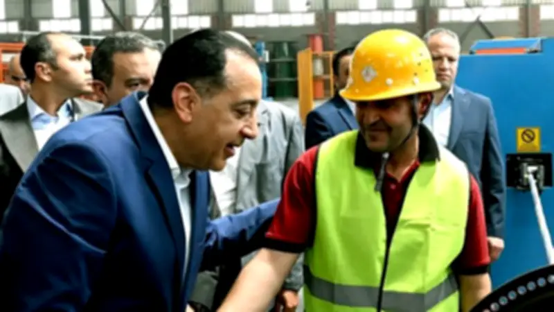 مدبولي يتحاور مع عامل في مصنع كابلات بالوادي للاطمئنان على ظروف العمل