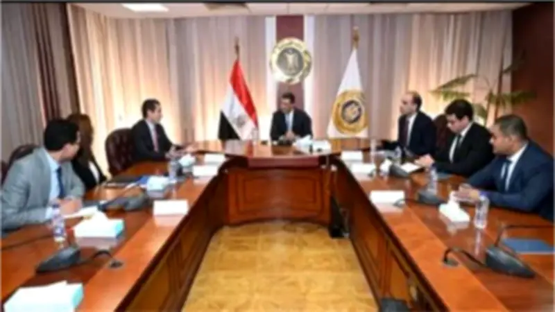 وزير الصناعة يبحث مع سيمكس العالمية خطط التوسع وزيادة إنتاج الأسمنت