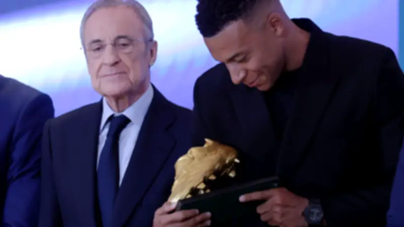بيريز يختار فينيسيوس قائداً لغرفة ملابس ريال مدريد بدلاً من مبابي