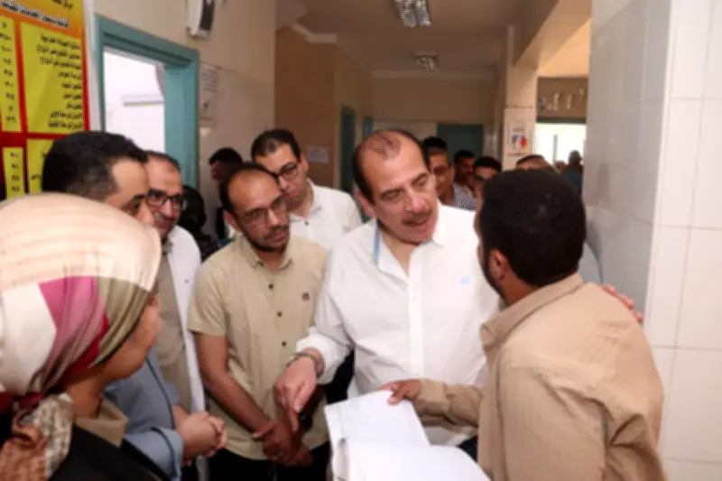 نائب وزير الصحة يحول المقرصين بمستشفيات قنا للتحقيق ويمنح مكافآت للمتميزين