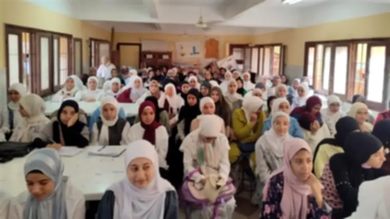 إقبال كثيف من طلاب الإعدادية بأبشواي في أول أيام المراجعة النهائية المجانية