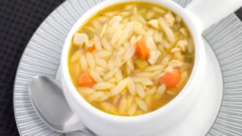 طريقة عمل شوربة الخضار بلسان العصفور خطوة بخطوة