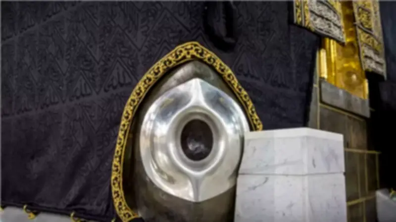 قصة الحجر الأسود من الجنة إلى بكاء النبي وسر مكانته العظيمة