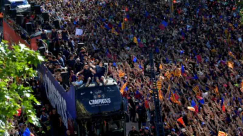 إشارات وسخرية في موكب تتويج برشلونة تشعل غضب ريال مدريد