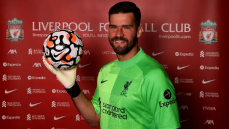 ليفربول يعقد مهمة يوفنتوس لضم أليسون رغم رغبة الحارس في الرحيل