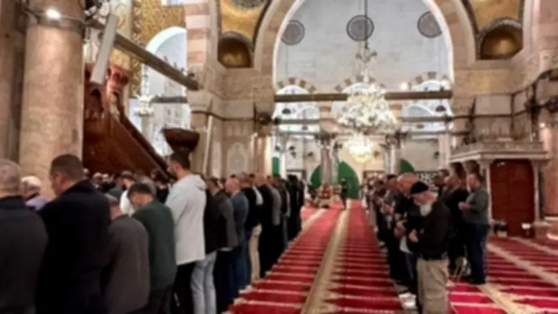الاحتلال يضيق على الفلسطينيين خلال صلاة الفجر بالأقصى ويعتقل عدداً في الضفة