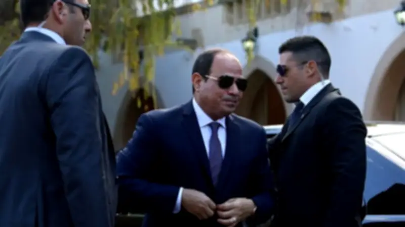 السيسي يصل نيروبي لحضور قمة أفريقيا-فرنسا