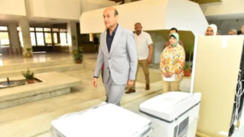 محافظ أسيوط يسلم جهاز عروسة وكرسيين متحركين كهربائيين ضمن جهود الحماية الاجتماعية