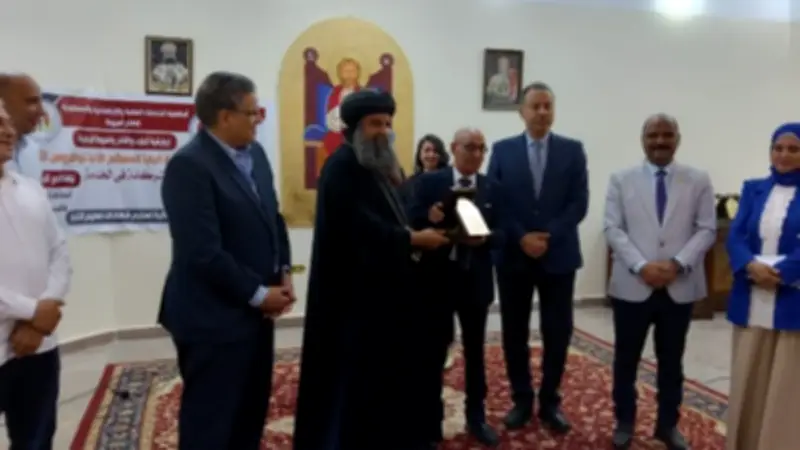 تسليم شهادات محو الأمية بأسقفية الخدمات بأسيوط الجديدة