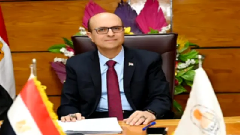 رئيس جامعة أسيوط يهنئ أطقم التمريض باليوم العالمي ويشيد بدورهم الإنساني