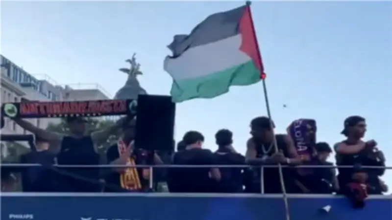 هجوم إسرائيلي حاد على لامين يامال بعد رفع علم فلسطين في احتفالات برشلونة