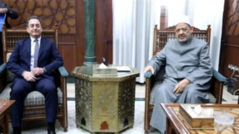 شيخ الأزهر للسفير الفرنسي: مشكلة العالم اليوم هي الغطرسة والكبر