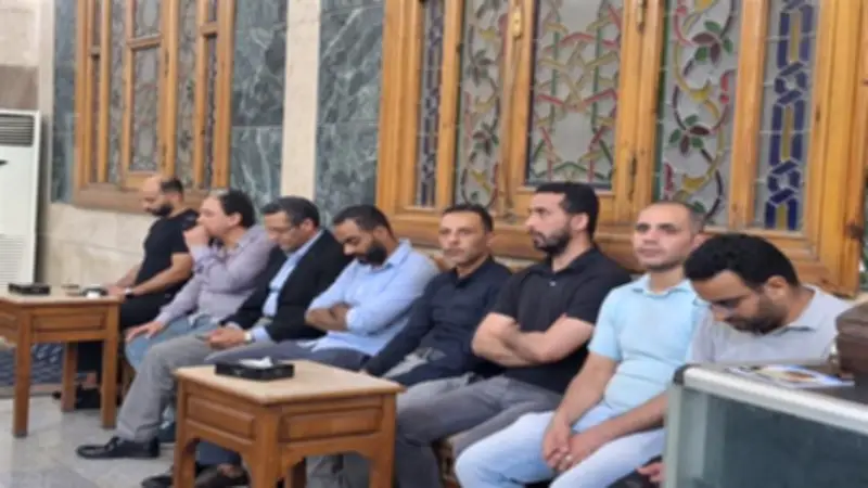 وصول نقيب الصحفيين ورئيس اتحاد الكرة السابق إلى عزاء الكاتب سيد العديسي