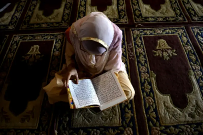 أمين الإفتاء يوضح حكم قراءة القرآن أثناء ارتداء الحذاء