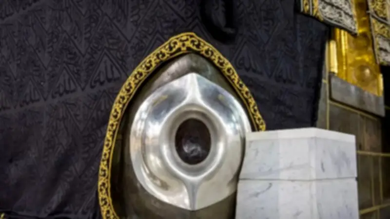 رحلة الحجر الأسود من الجنة إلى الأرض.. قطعة من الخلد ويمين الله في أرضه