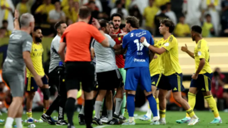 طرد غامض في ديربي الهلال والنصر بسبب مشادة نارية