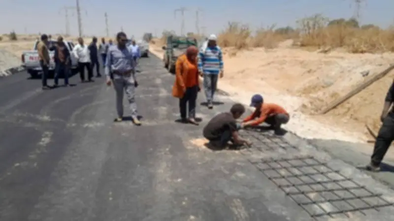 محافظ أسيوط يتابع رصف طريق الجبانات بدشلوط لتحسين البنية التحتية