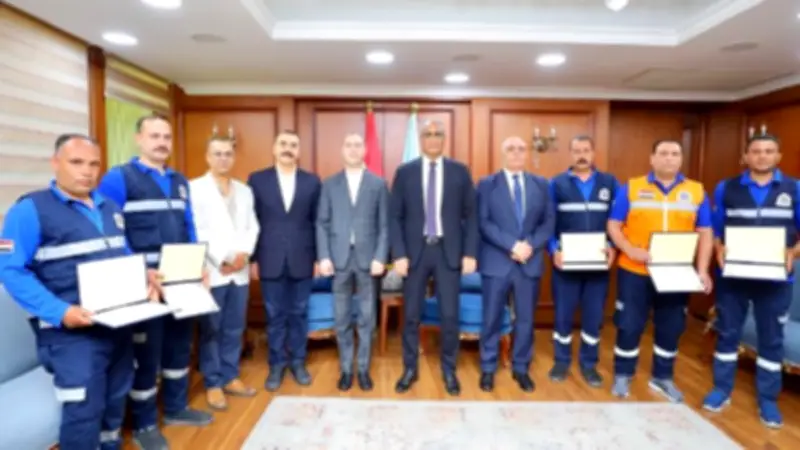 محافظ كفر الشيخ يكرم طاقم إسعاف أعاد شيكًا بمليون جنيه
