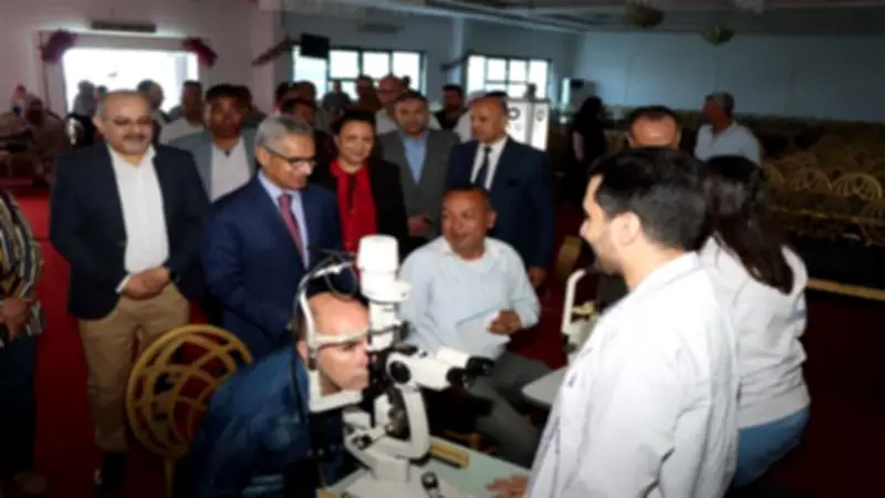 محافظ بني سويف يتفقد قافلة عيونك تهمنا لعلاج أمراض العيون مجاناً