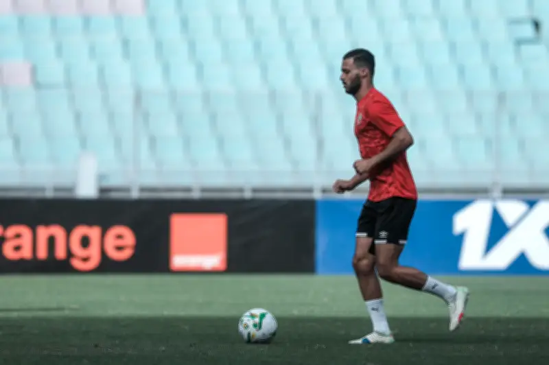 بيراميدز ينافس الأهلي على ضم مدافع سموحة أشرف