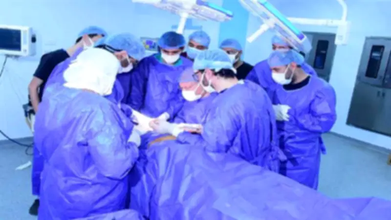 رئيس جامعة سوهاج يقود جراحة دقيقة لإنقاذ ذراع شاب من الشلل