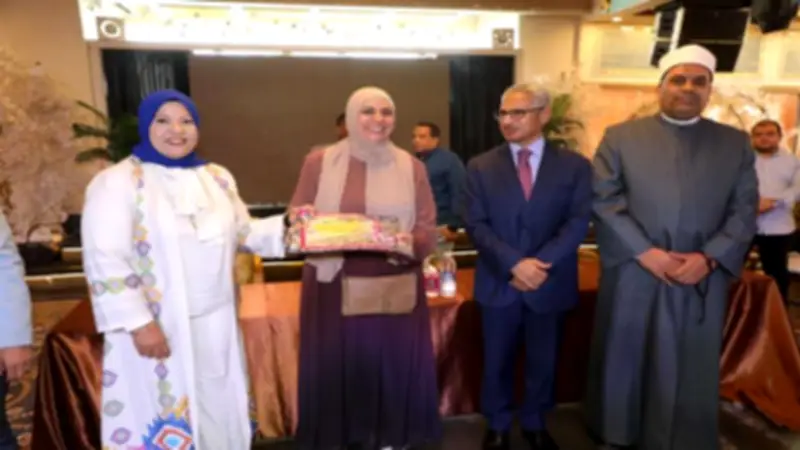 محافظ بني سويف يلتقي حجاج الجمعيات الأهلية قبل السفر للأراضي المقدسة