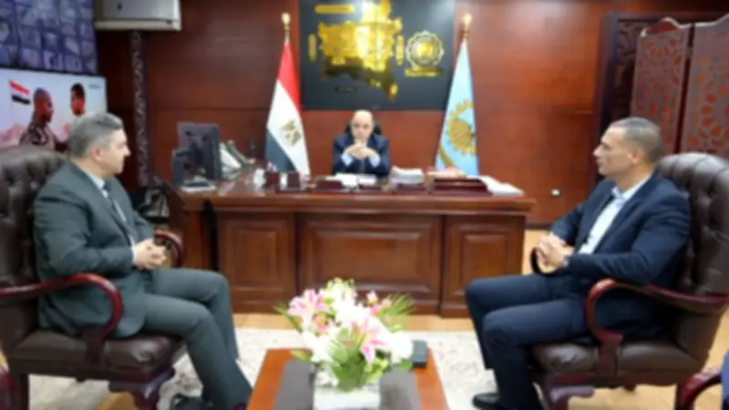 محافظ الغربية يتابع تشغيل مركز خدمات مصر بطنطا ويزيل المعوقات