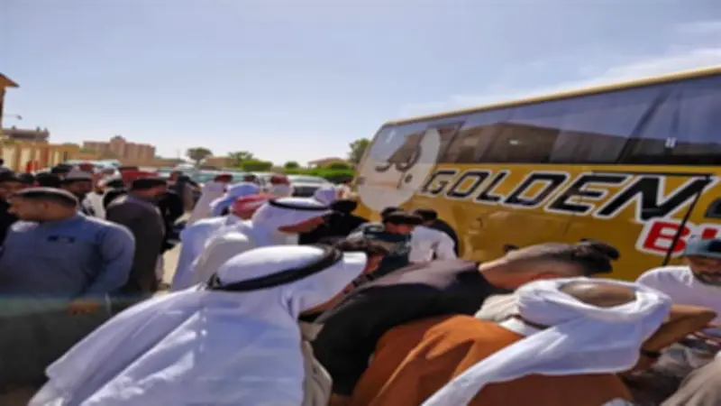 لحظات مؤثرة.. محافظ شمال سيناء يودع حجاج الجمعيات الأهلية قبل سفرهم