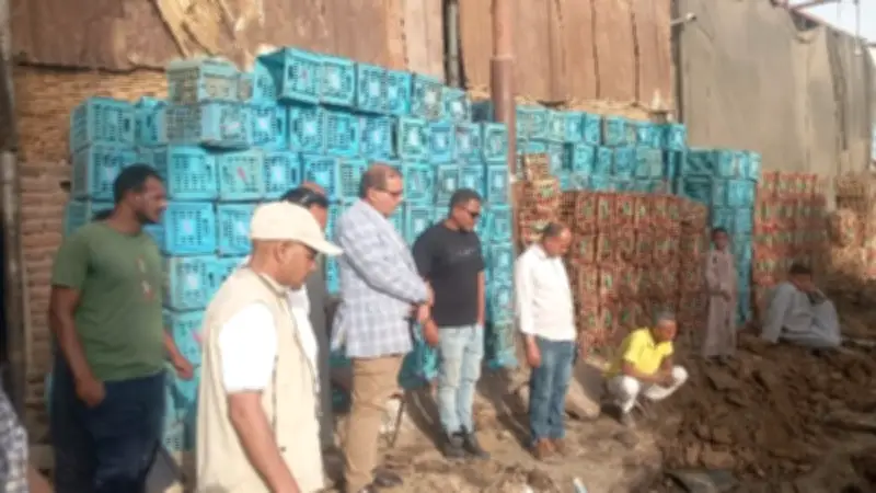 رئيس مدينة إسنا يتابع إصلاح كسر خط الصرف الصحي غرب الأقصر