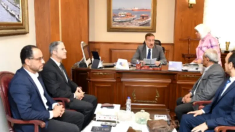 محافظ بورسعيد يبحث التعاون مع وفد هيئة تعاونيات البناء والإسكان