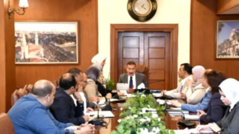محافظ بورسعيد يسلم مساعدات مالية للأسر الأولى بالرعاية ويوجه بدراسة طلبات المواطنين