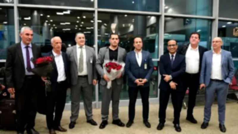 الزمالك يستقبل بعثة اتحاد العاصمة بالورود في مطار القاهرة