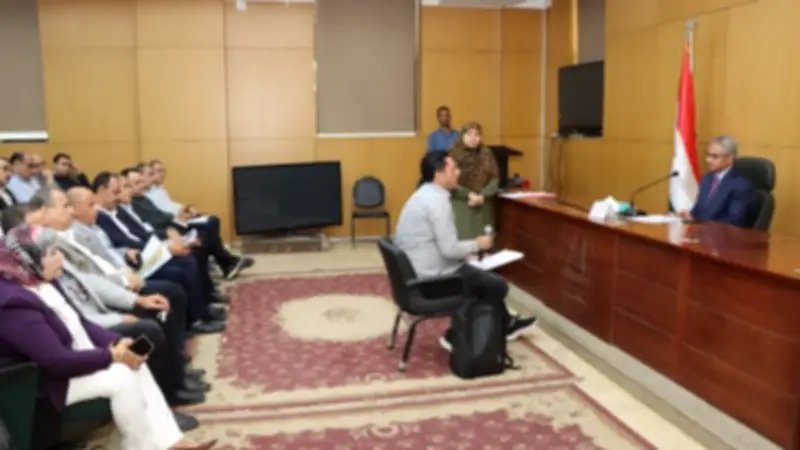 محافظ بني سويف يتدخل لحل شكاوى المواطنين ويوجه بإجراءات عاجلة