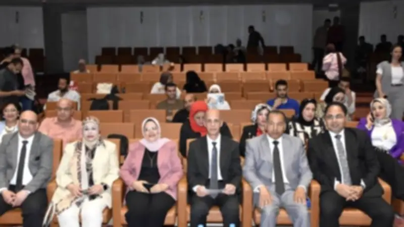 رئيس جامعة بني سويف يشهد عروضا مسرحية متميزة لطلاب قسم المسرح بالأهلية