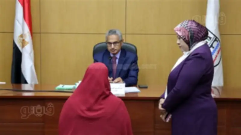 محافظ بني سويف يوجه بصرف إعانة عاجلة لسيدة ومريض خلال لقاء المواطنين