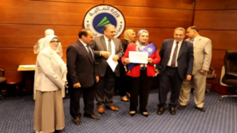 مصلحة الضرائب تكرم العاملين المتفوقين من حملة الماجستير والدكتوراه