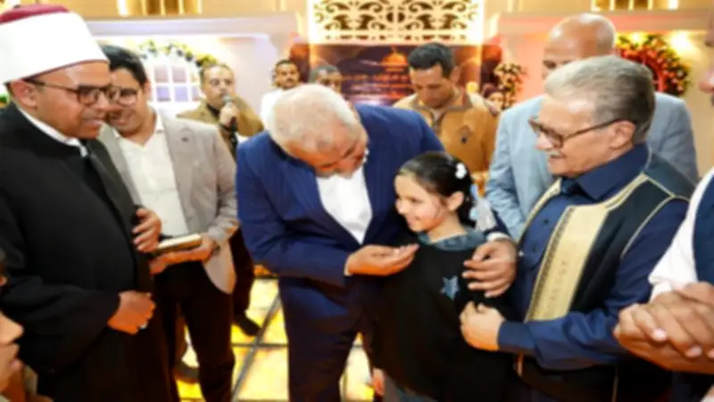 محافظ مطروح يكرم حفظة القرآن ويعلن عمرة للفائز الأول مع والديه
