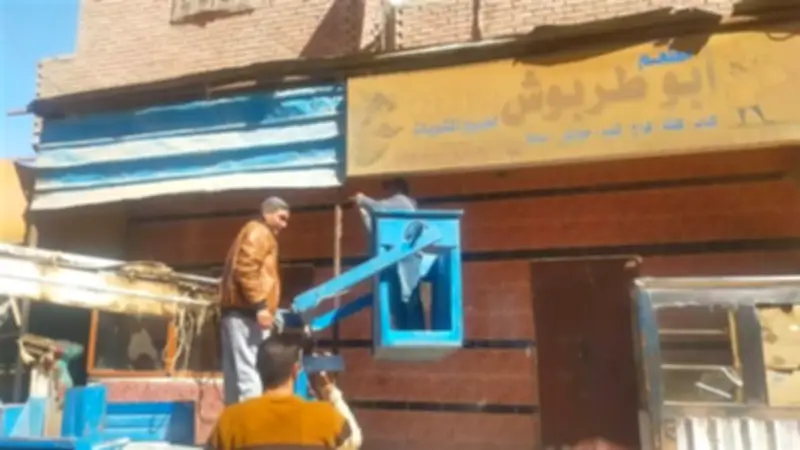 حملة مكبرة لإزالة لافتات المحال المخالفة في بنها لتحسين المظهر الحضاري