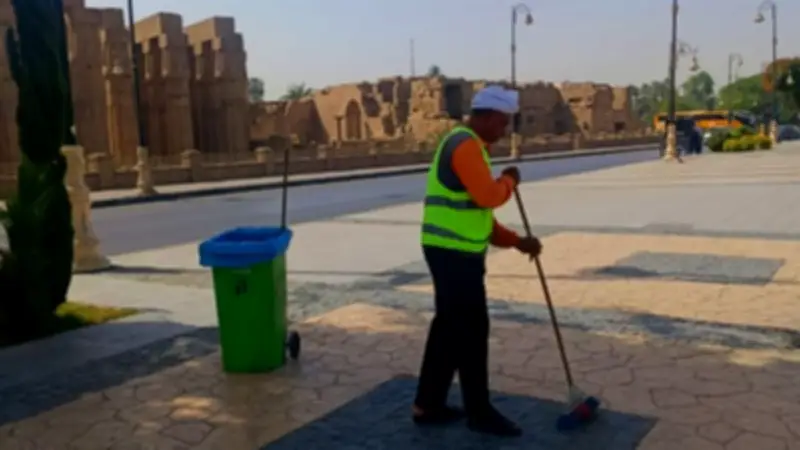 رئيس مدينة الأقصر يتابع أعمال النظافة وترميم الأرصفة والصيانة