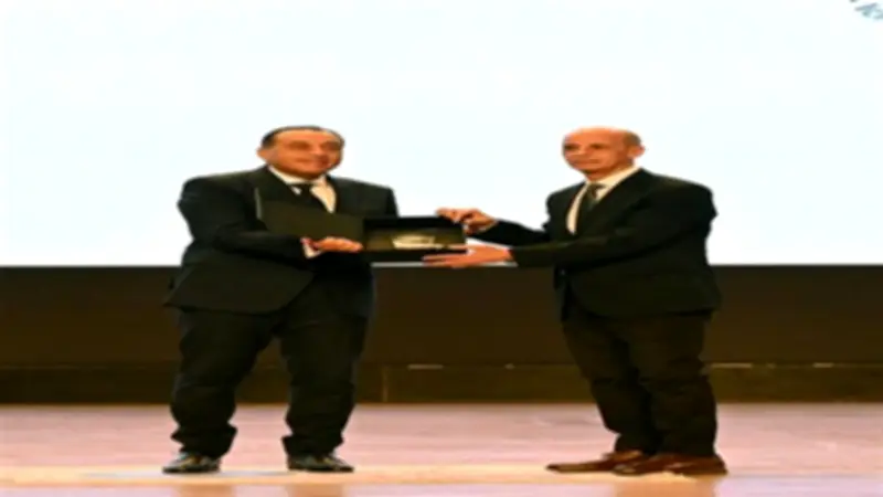 مدبولي يكرم رئيس جامعة بني سويف لتميز طلاب الحاسبات في منح سيسكو الدولية