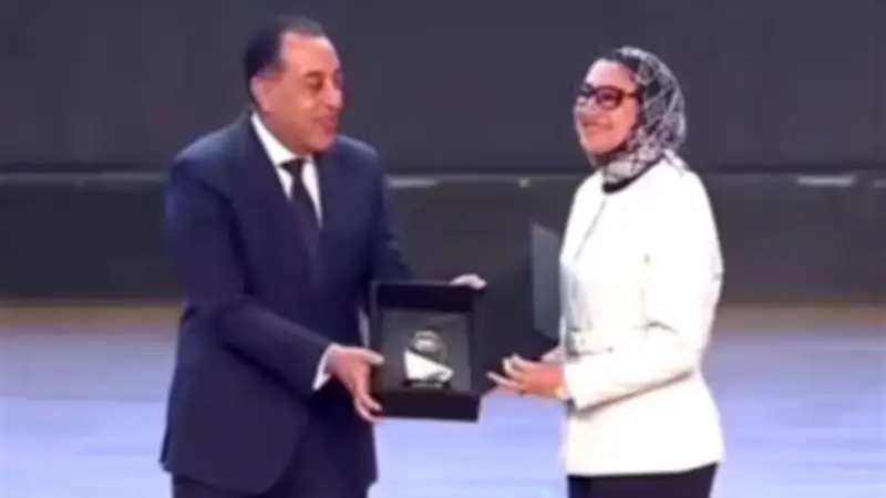 تكريم محافظ الوادي الجديد من رئيس الوزراء في احتفالية مليون رخصة رقمية