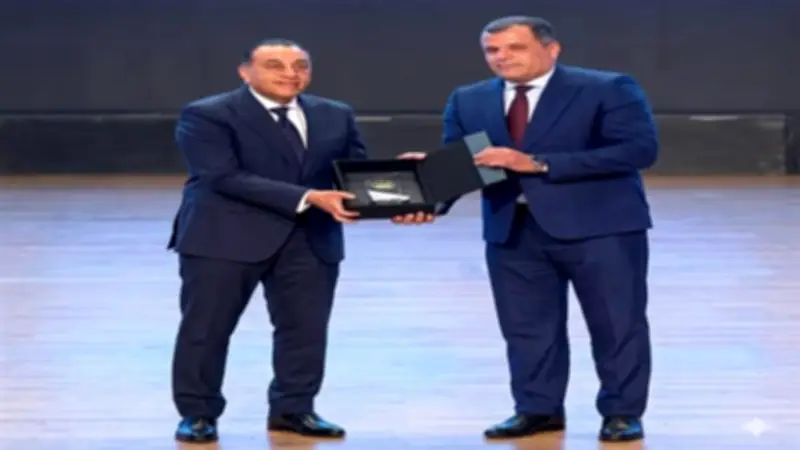 تكريم مدير تعليم دمياط من رئيس الوزراء لدعمه التحول الرقمي