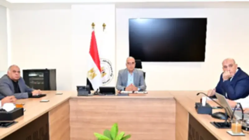 وزير الري يناقش الموقف المائي في المحافظات خلال فترة أقصى الاحتياجات