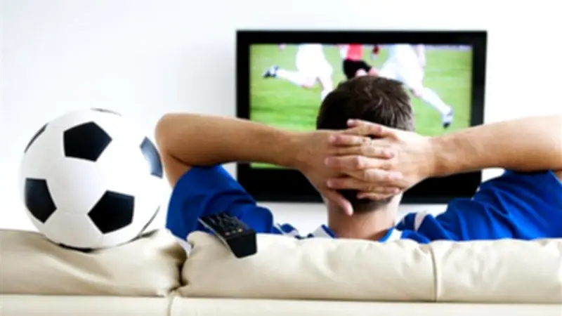 حكم المزاح بألفاظ سيئة في تشجيع كرة القدم.. أمين الفتوى يوضح
