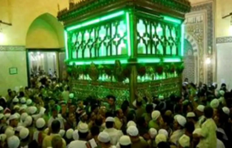 مدير الفتوى الأسبق: زيارة الأضرحة مستحبة بشروط والتمسح ممنوع