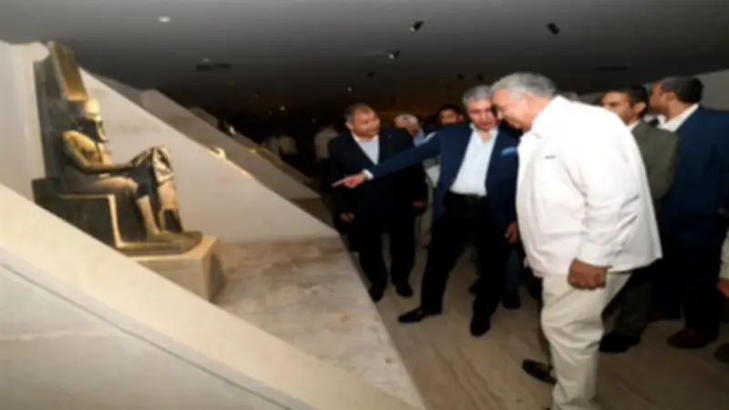 وزير السياحة يفتتح قاعة الخبيئة بمتحف الأقصر بعد تطويرها
