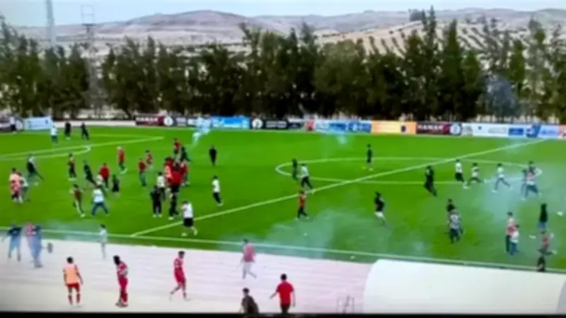 مقتل جندي وإصابة مشجعين ولاعبين في أحداث عنف بمباراة الاتحاد والسويحلي بليبيا